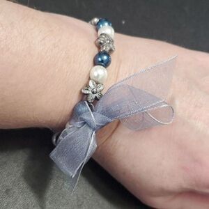 Blue white and silver tone flower beaded bracelet